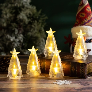 Nahaufnahme leuchtender LED Mini Weihnachtsbaum Lichter mit Stern auf rustikalem Tisch