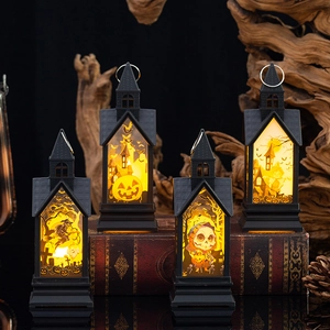 Detail van vier vintage Halloween LED-lantaarns met heks, pompoen en kasteelpatronen