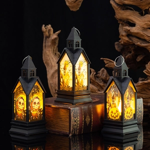 Drie Halloween LED-lantaarns met heksen en pompoenen op antieke boeken en oud hout