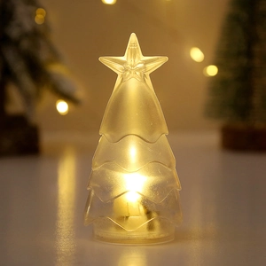 Nahaufnahme der gefrosteten Weihnachtsbaum-LED-Leuchte mit warmem Glanz und Sternspitze