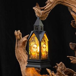 Lichtgevende Halloween-lantaarn met skeletpatroon op donker hout voor feestelijke decor