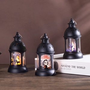 Drie decoratieve Halloween lantaarns met warme LED-kaarsen en spookachtige scènes