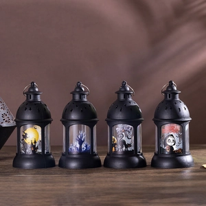 Set van vier zwarte Halloween lantaarns met griezelige patronen en LED-licht voor decoratie