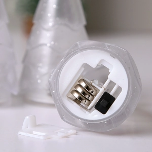 Details zur Basis der Kristall-Weihnachtsbaum-Nachtlampe mit LED-Batteriefach und Schalter