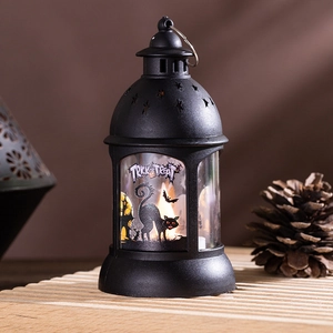 Detailopname van Halloween LED-lantaarn met Trick or Treat tekst en katmotieven op hout