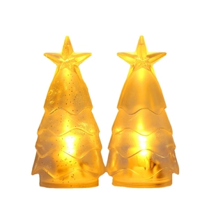 Paar LED-Nachtlichter in Weihnachtsbaumform mit warmgelbem Leuchten auf weißem Grund