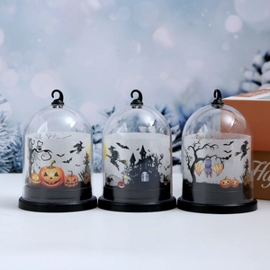 Drei Halloween LED Kürbis Glaskugeln mit Gruselmotiven und schwarzen Sockeln