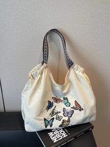 Grand sac cabas blanc cassé avec broderie papillon et bandoulière à motif géométrique