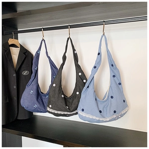 Détails de sacs bandoulière en toile avec bordures en dentelle et broderie décorative