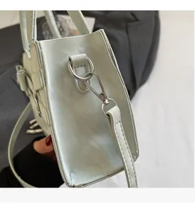 Dettaglio della borsa verde menta con anello a D in argento e gancio a scatto rimovibile