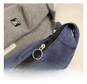 Détail du sac fourre-tout en denim bleu foncé avec fermeture éclair en métal argenté