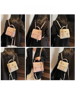 Détail de mini sacs à dos embossés en rose et blanc avec foulard en soie décoratif