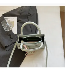 Vista interna della borsa tote in pelle verde menta con spazio per portafoglio