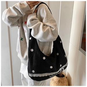 Détail du sac fourre-tout en toile à pois noirs avec bordure en dentelle blanche