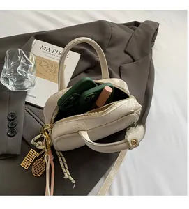 Innenansicht der Mini-Beige-PU-Ledertasche mit Platz für Handy und Lippenstift
