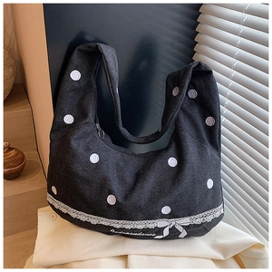 Détails du sac fourre-tout en toile gris foncé avec pois blancs et bordures en dentelle