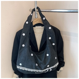 Détail du grand sac cabas gris foncé à pois avec bordure en dentelle blanche et noeud