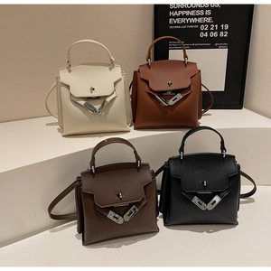 Vierfarbige Handtaschen aus Leder mit Lychee-Muster, Metallbeschlägen und Umschlagverschluss
