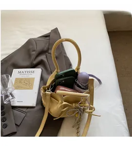 Innenansicht der gelben Leder-Eimertasche mit Platz für Handy, Geldbörse und Regenschirm