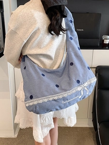 Grand sac hobo en toile bleue avec pois brodés et bordure en dentelle élégante