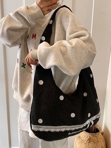 Grand sac cabas noir en toile à pois blancs avec bordures en dentelle chic
