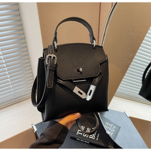 Detailansicht der schwarzen Handtasche aus Leder mit Litschimuster und silbernem Schloss