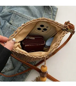Borsa a tracolla in paglia con interno capiente, cerniera e nappa con perle di legno
