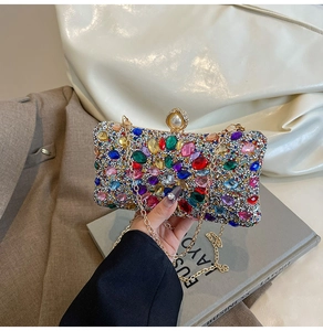 Détails des strass colorés et du fermoir en perles sur cette pochette de soirée chic