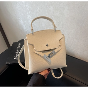 Detail der cremeweißen Mini-Tasche aus strukturiertem Leder mit silbernem Metallschloss