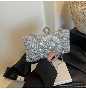 Vue détaillée de la pochette de soirée argentée à strass avec fermoir perle chic