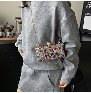 Gros plan détaillé d'une pochette de luxe avec strass colorés et fermoir en perles