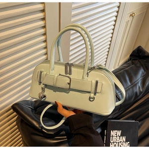Détail du sac à main vert menthe avec pendentif coeur et boucle argentée sur cuir