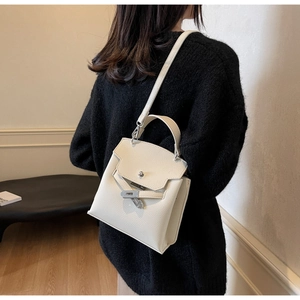 Details der weißen Kelly-Tasche aus genarbtem Leder mit silbernem Drehverschluss und Riemen