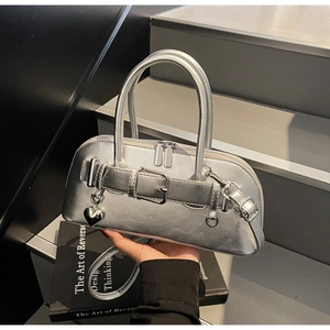 Sac Boston argenté métallisé avec boucles décoratives et détail de breloque coeur poli
