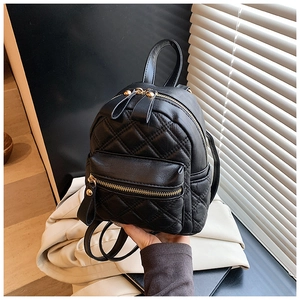 Detail eines schwarzen gesteppten Mini-Rucksacks mit goldenen Metallteilen