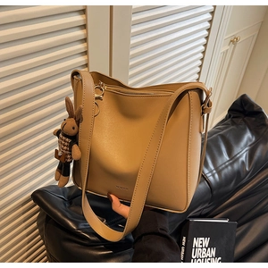 Sac seau en similicuir marron clair avec un porte-clé lapin à carreaux mignon