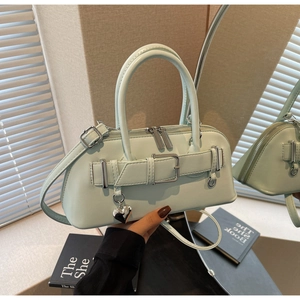 Détail du sac bowling vert clair en cuir PU avec breloque cœur et bandoulière réglable