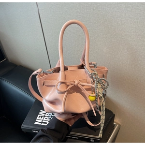 Detailansicht der rosa Beuteltasche mit Kordelzug-Schleife und Perlenanhänger