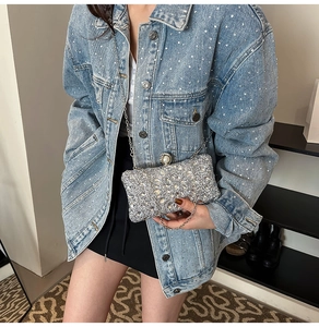 Détail de la pochette de soirée argentée avec sequins, cristal et fermoir perle