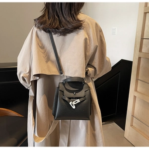 Modell mit schwarzer Kelly-Handtasche aus Leder mit Litschi-Muster und Silberbeschlägen