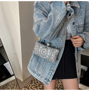 Pochette de soirée argentée pailletée avec grande fleur en strass et fermoir perle