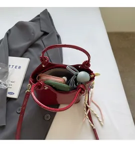 Interior del bolso de charol rojo que muestra espacio para móvil y cartera diaria