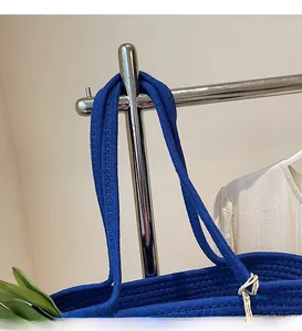 Détail de la bandoulière tissée à nœuds souples sur un grand sac cabas bleu foncé