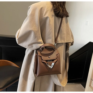 Detail der luxuriösen dunkelbraunen Leder Tasche mit silbernem Drehverschluss
