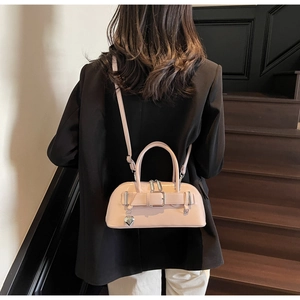 Sac bowling en cuir verni rose pâle avec pendentif cœur argenté et bandoulière réglable