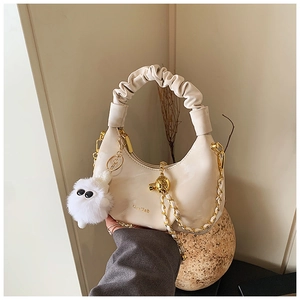 Sac demi-lune en cuir verni beige avec poignée froncée et chaîne dorée chic
