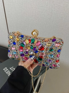 Pochette de soirée exquise en cristaux multicolores avec chaîne dorée et fermoir perle