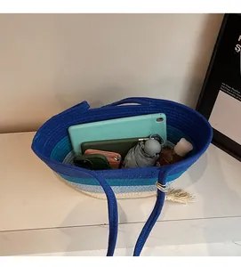 Vue intérieure montrant la grande capacité du sac de plage tressé en dégradé
