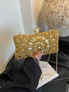 Pochette de soirée dorée avec motifs floraux en cristal et fermoir en perle élégant
