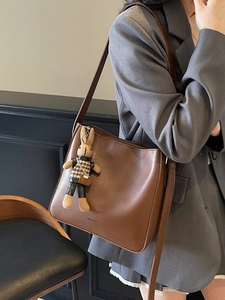 Sac Seau en Cuir PU Grande Capacité pour Femmes Sac à Bandoulière Vintage Avec Pendentif Lapin en Peluche Détachable